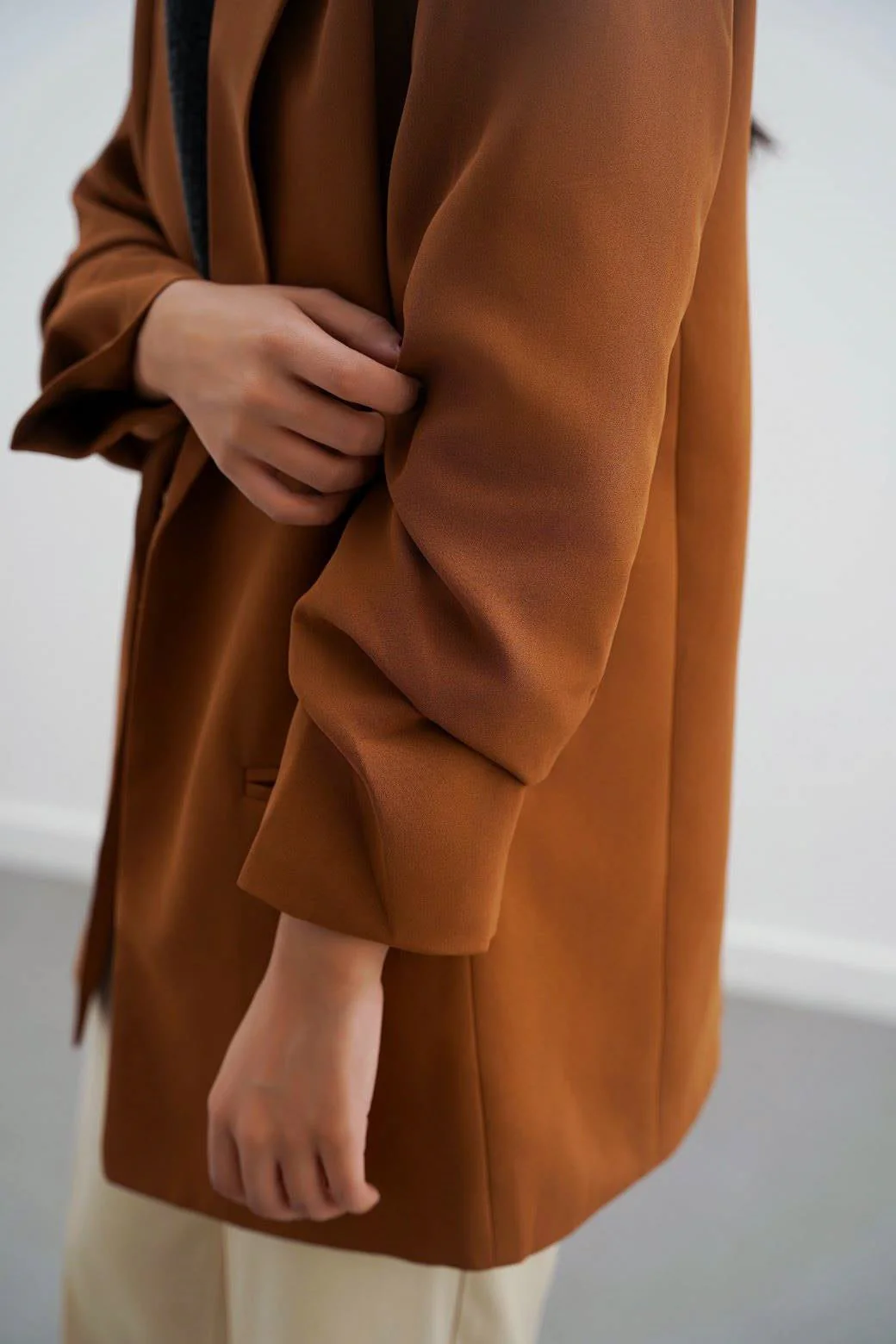 BASIC BLAZER WITH RUCHED SLEEVE - Image 3