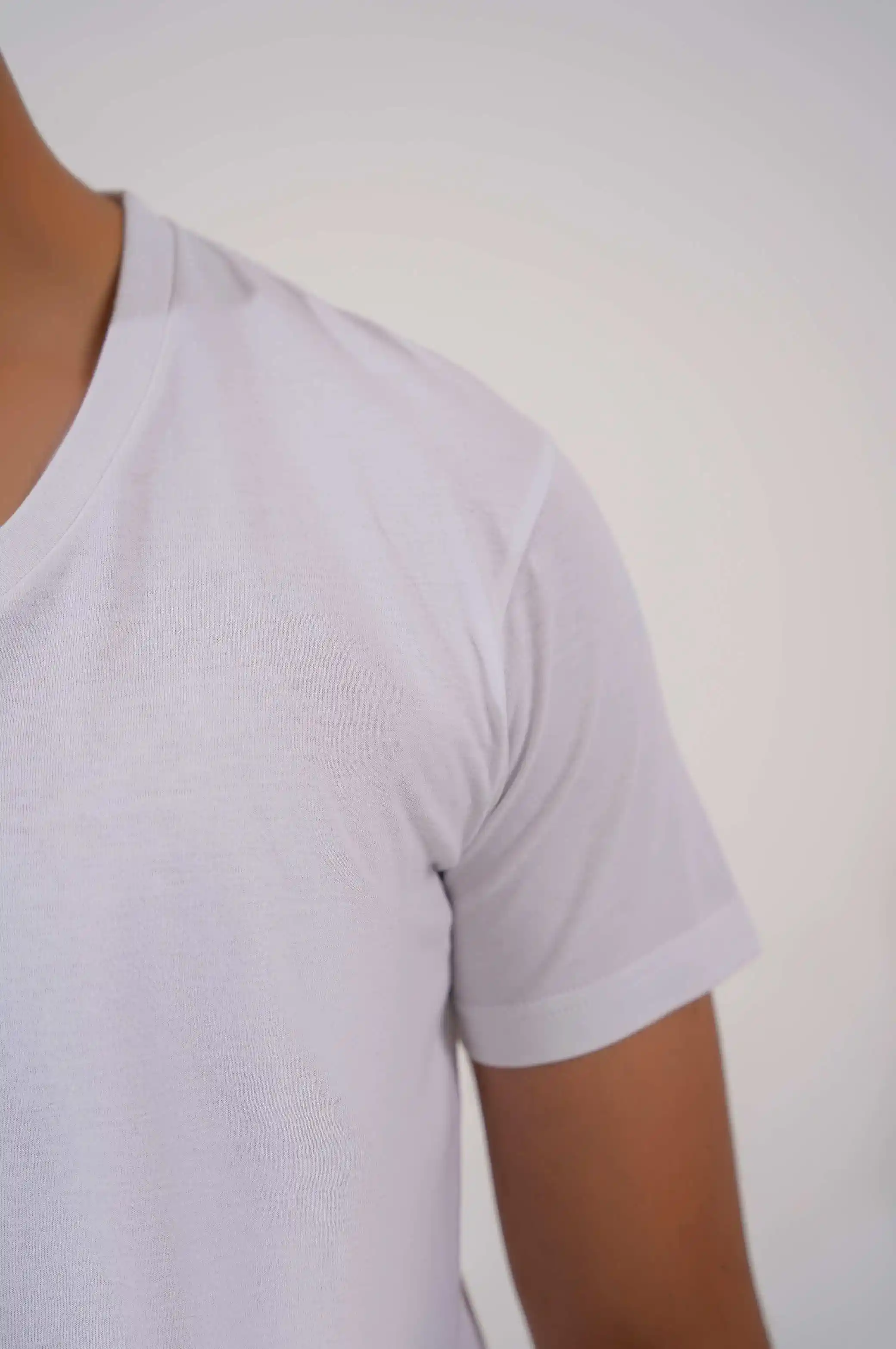 BASIC V NECK T-SHIRT - Image 3