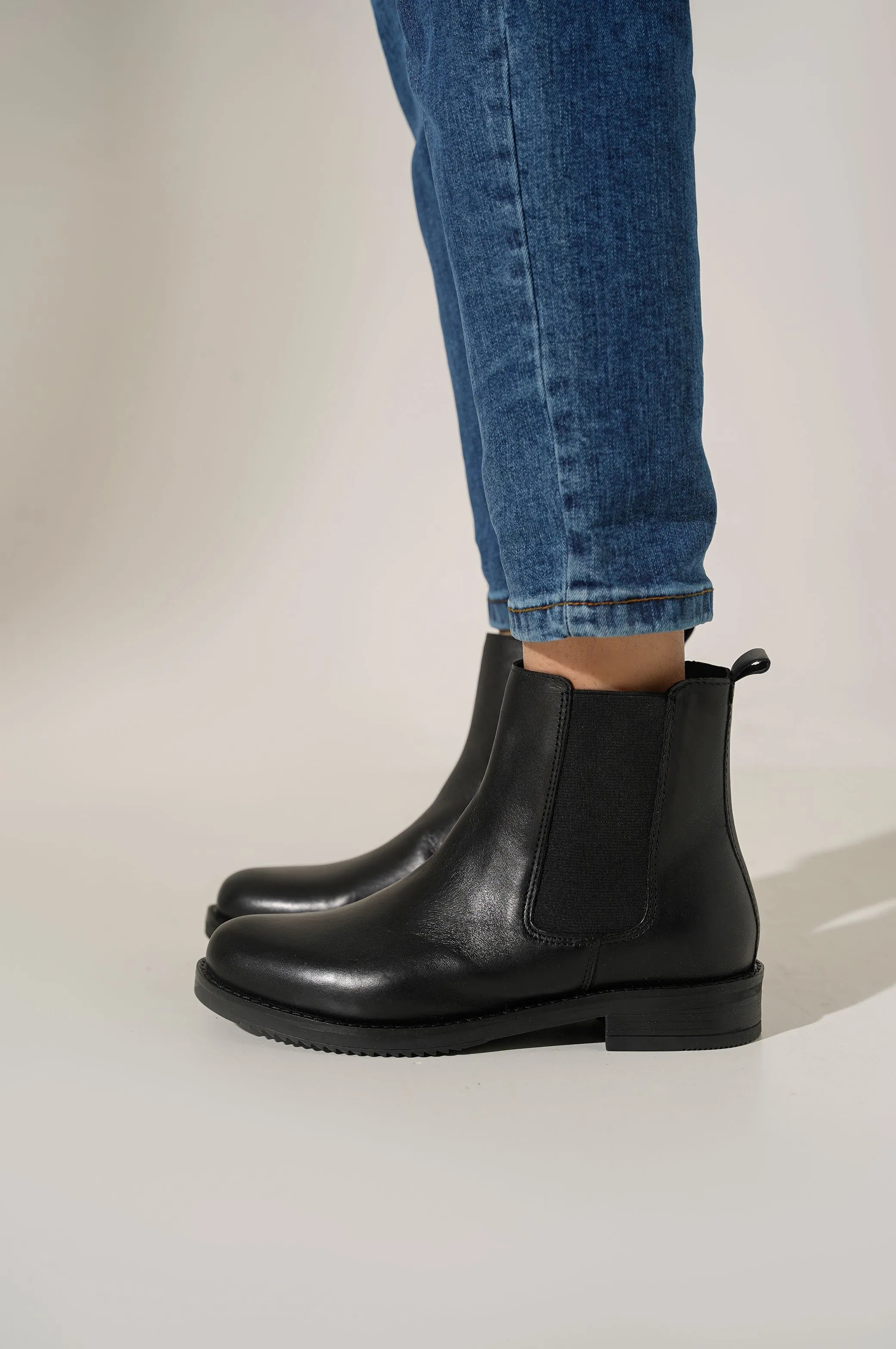 CLASSIC CHELSEA BOOTS - Image 3