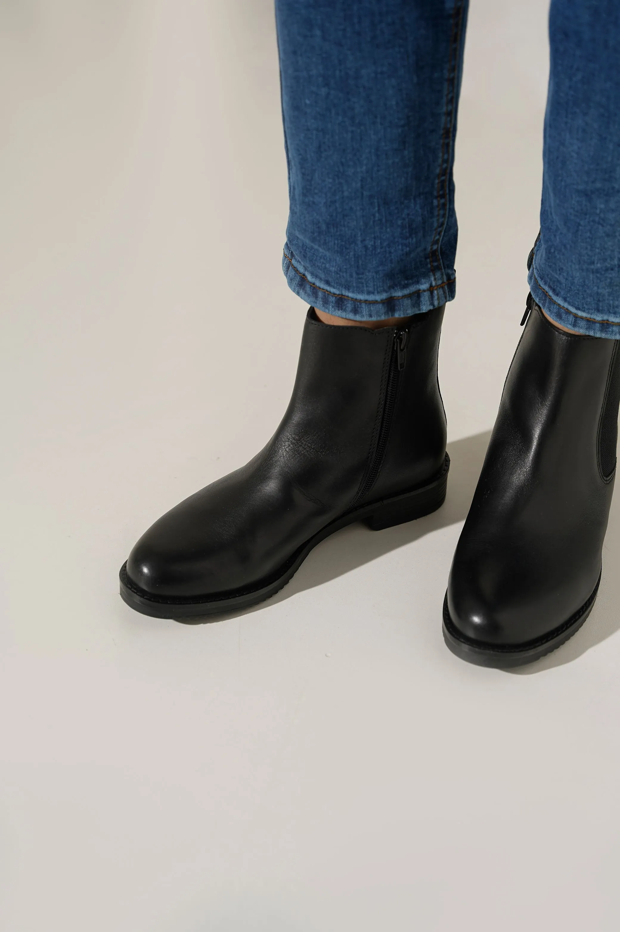 CLASSIC CHELSEA BOOTS - Image 4