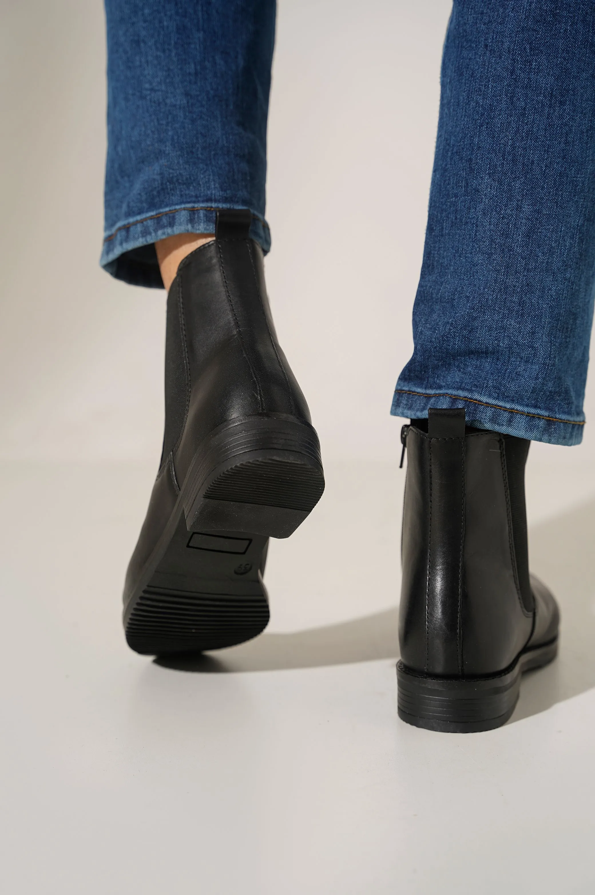 CLASSIC CHELSEA BOOTS - Image 5