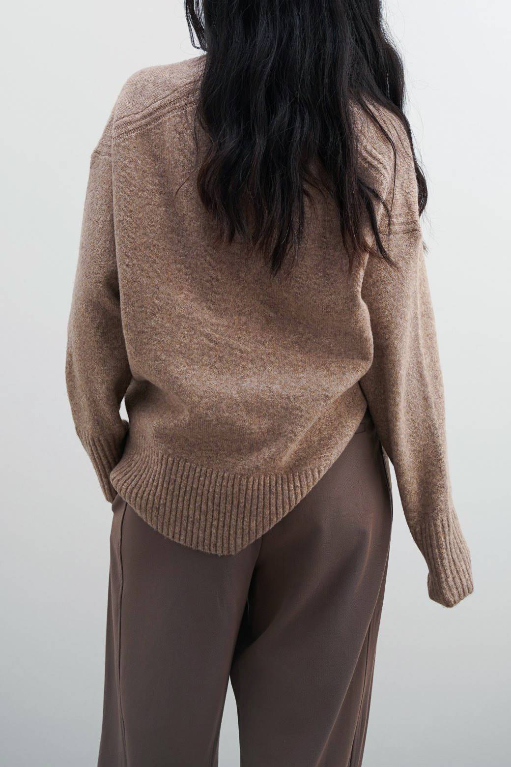 CLASSIC V-NECK JUMPER - Image 5
