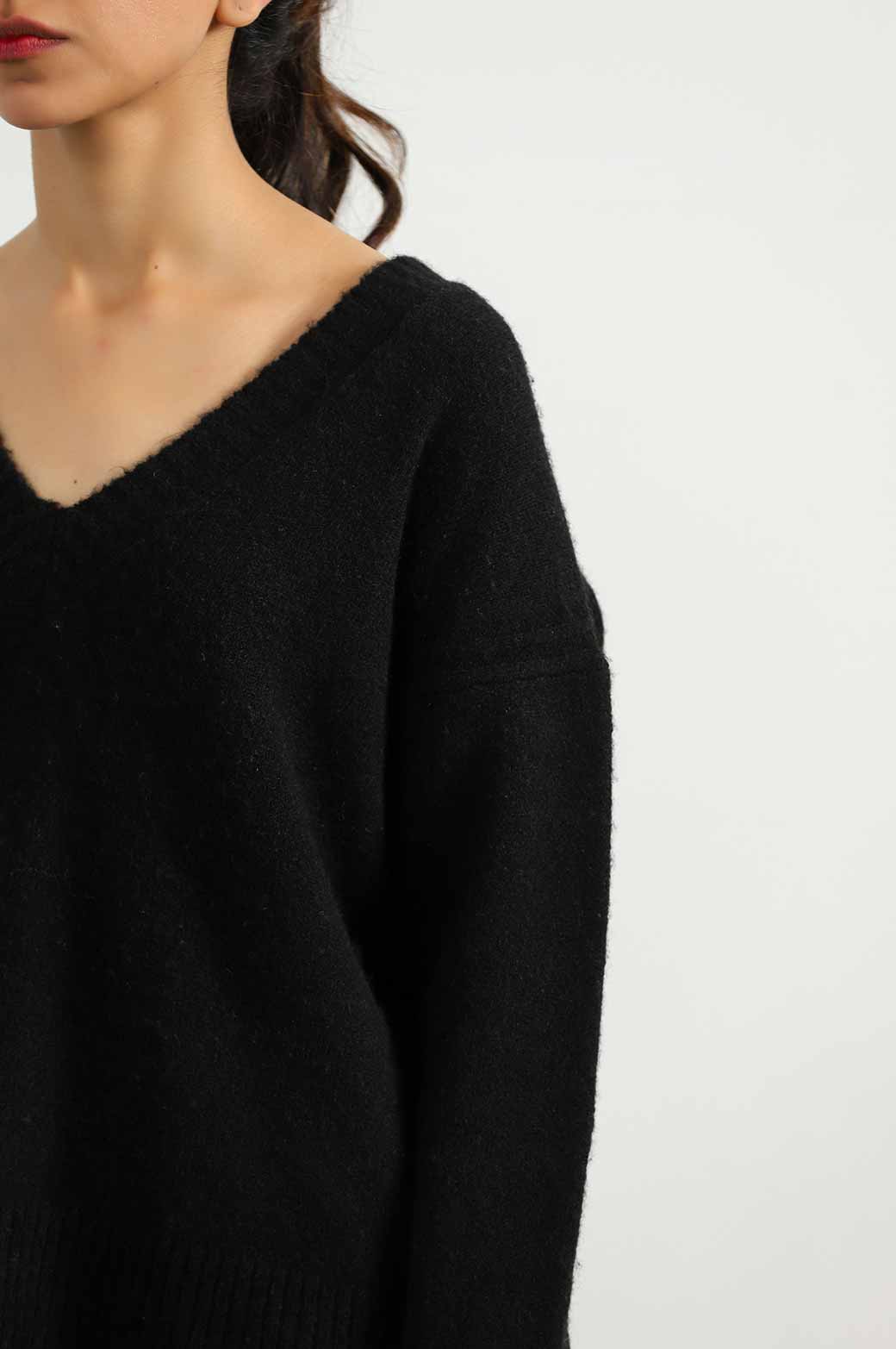 CLASSIC V-NECK JUMPER - Image 4