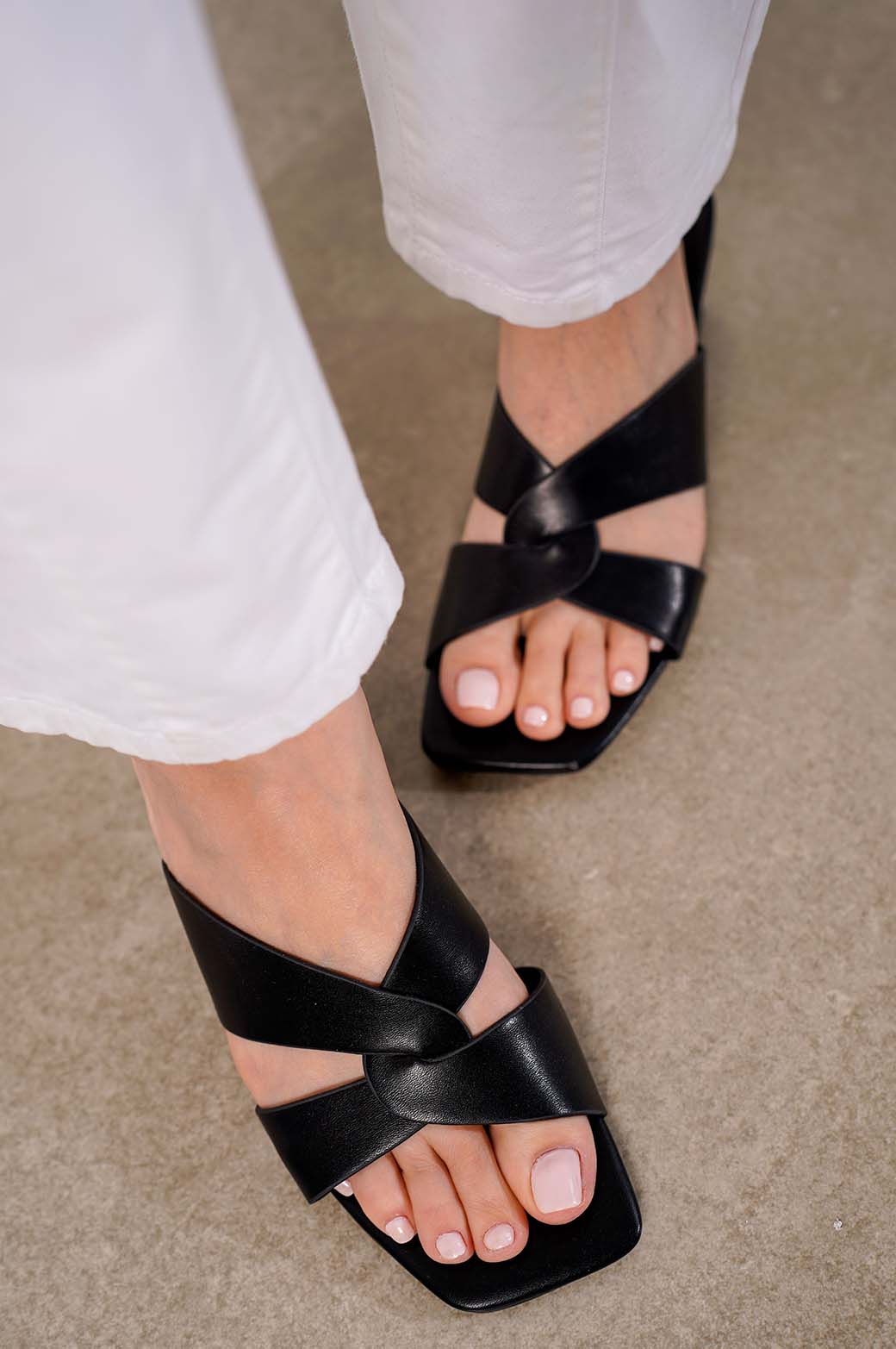 CROSS OVER BLOCK HEEL - Image 2