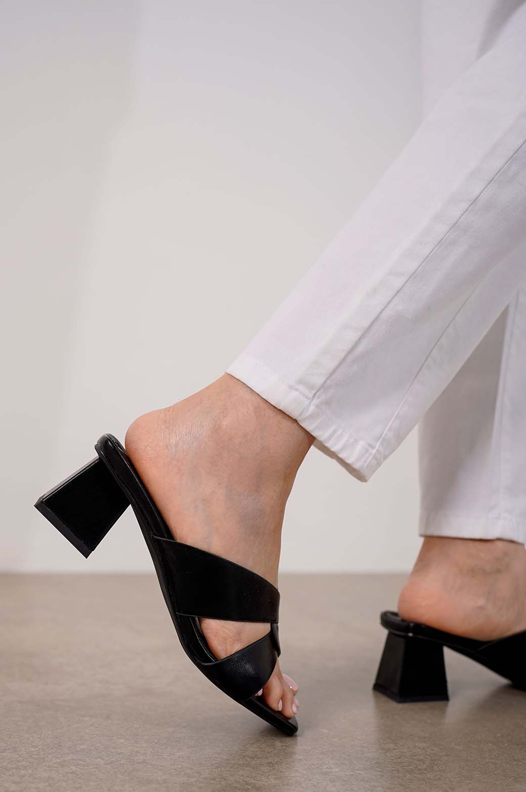 CROSS OVER BLOCK HEEL - Image 4