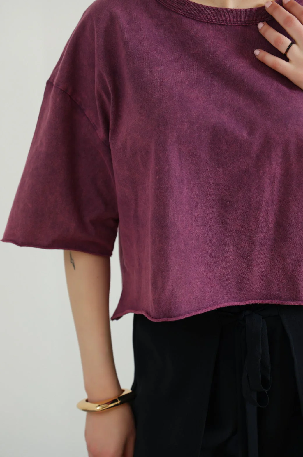 DISTRESSED CROPPED  TEE - Image 4