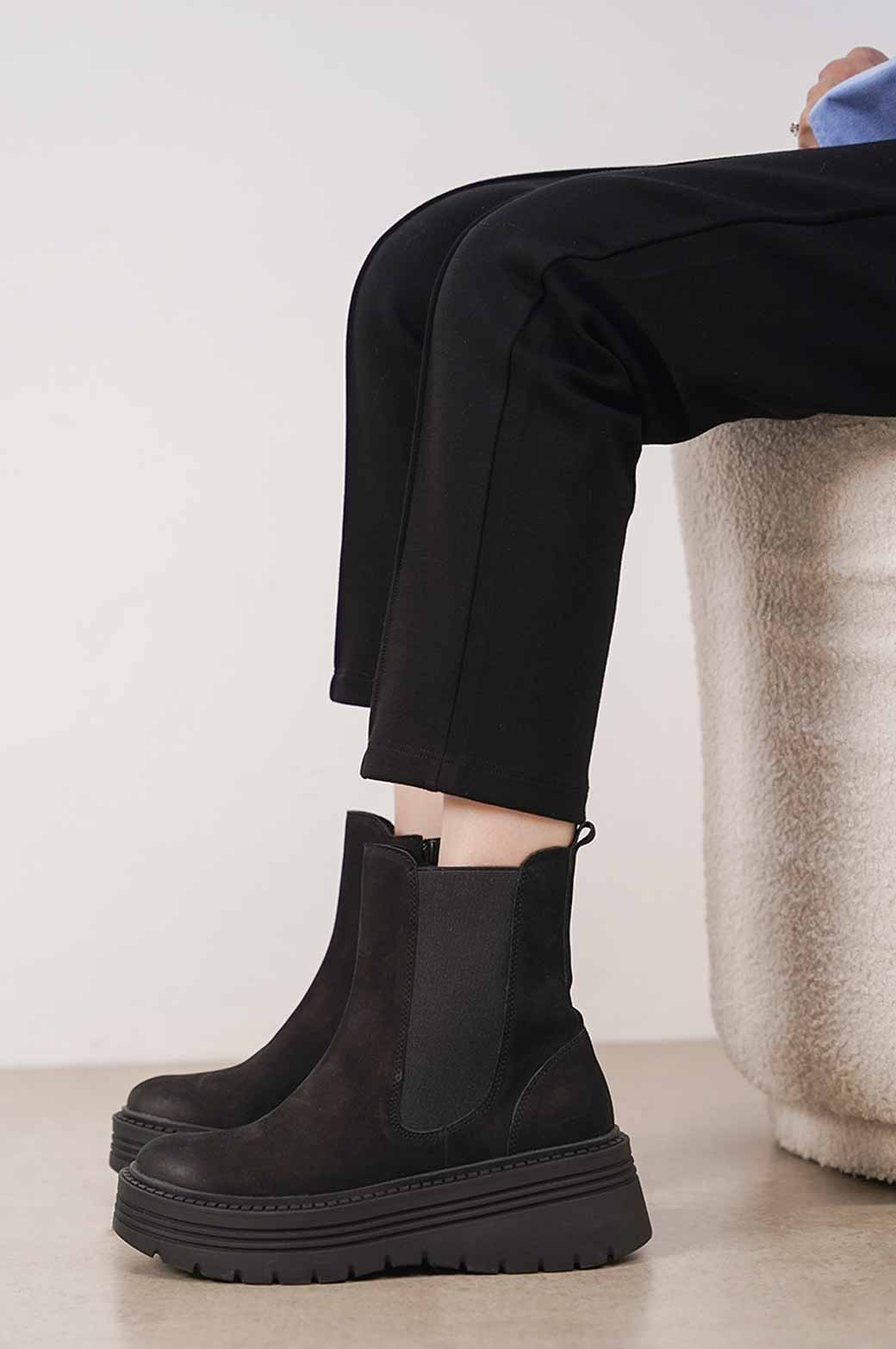 LEATHER TRACK SOLE CHELSEA BOOTS - Image 2