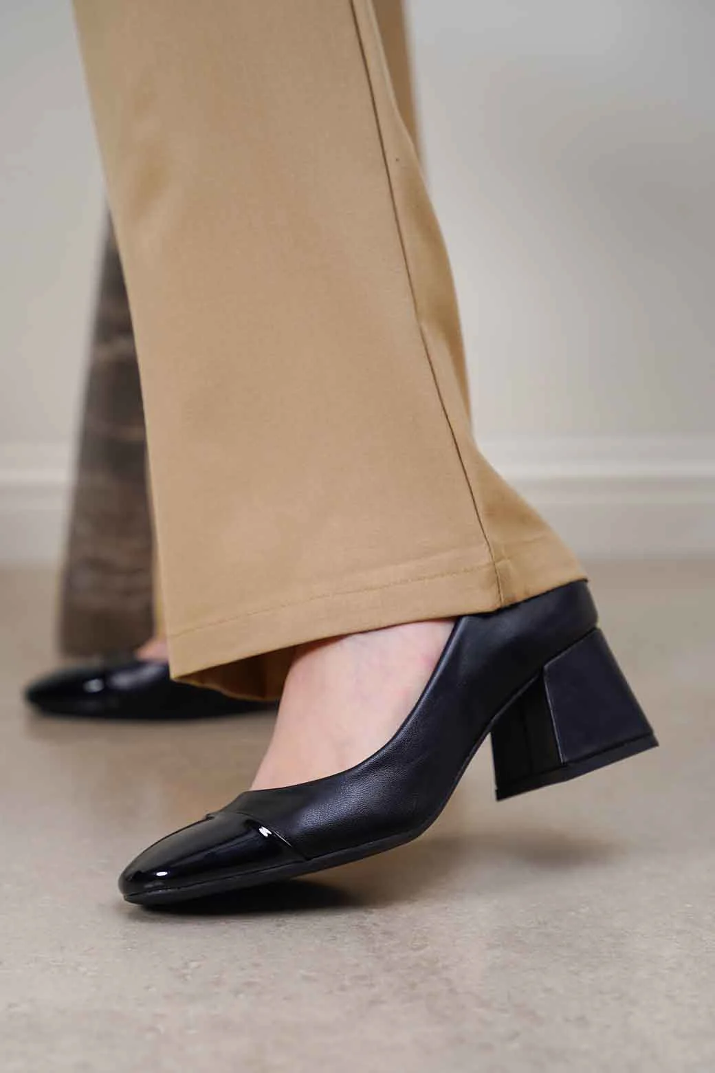 MONOCHROME BLOCK HEELS - Image 2