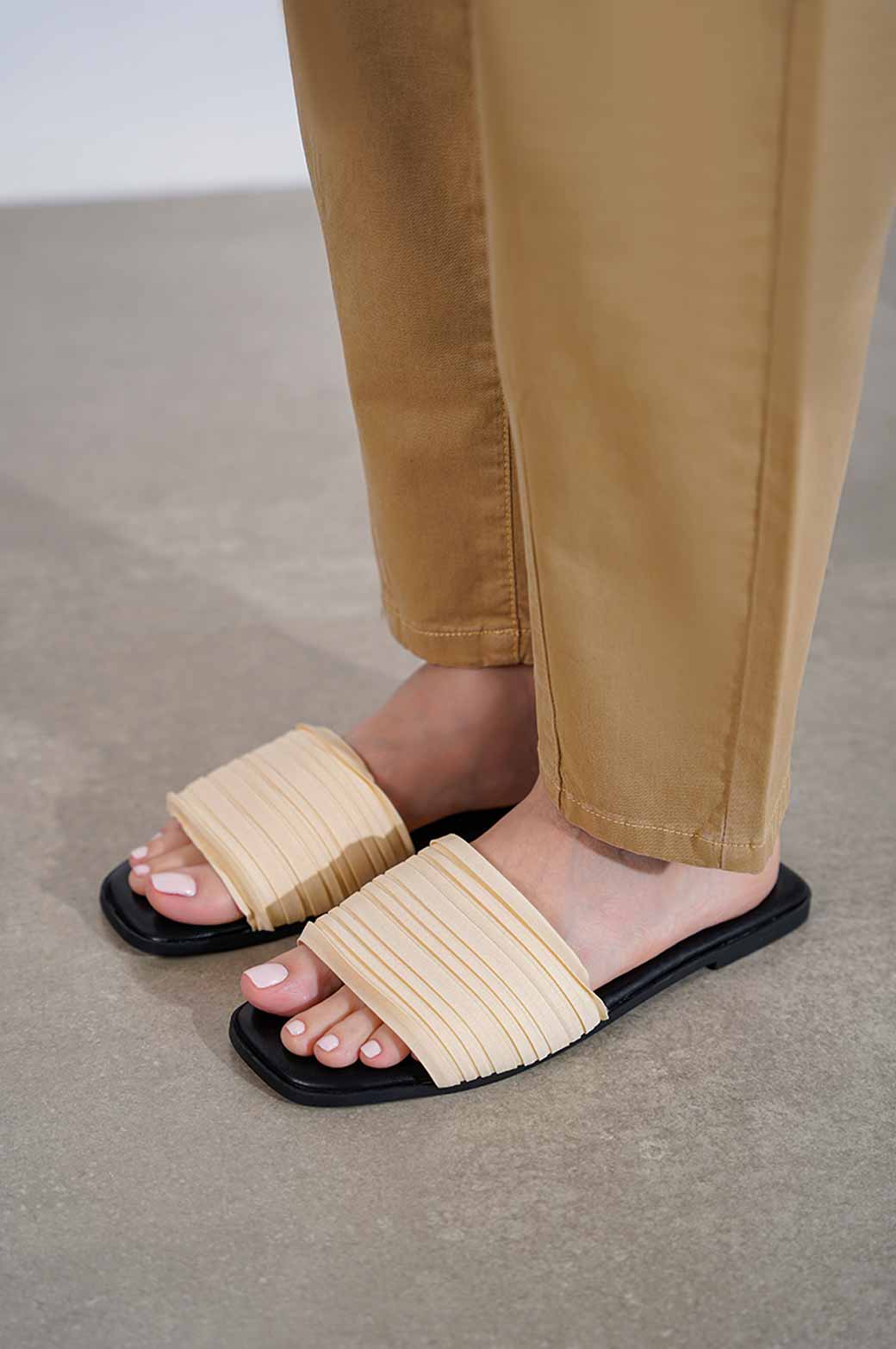 PLEATED SLIDE