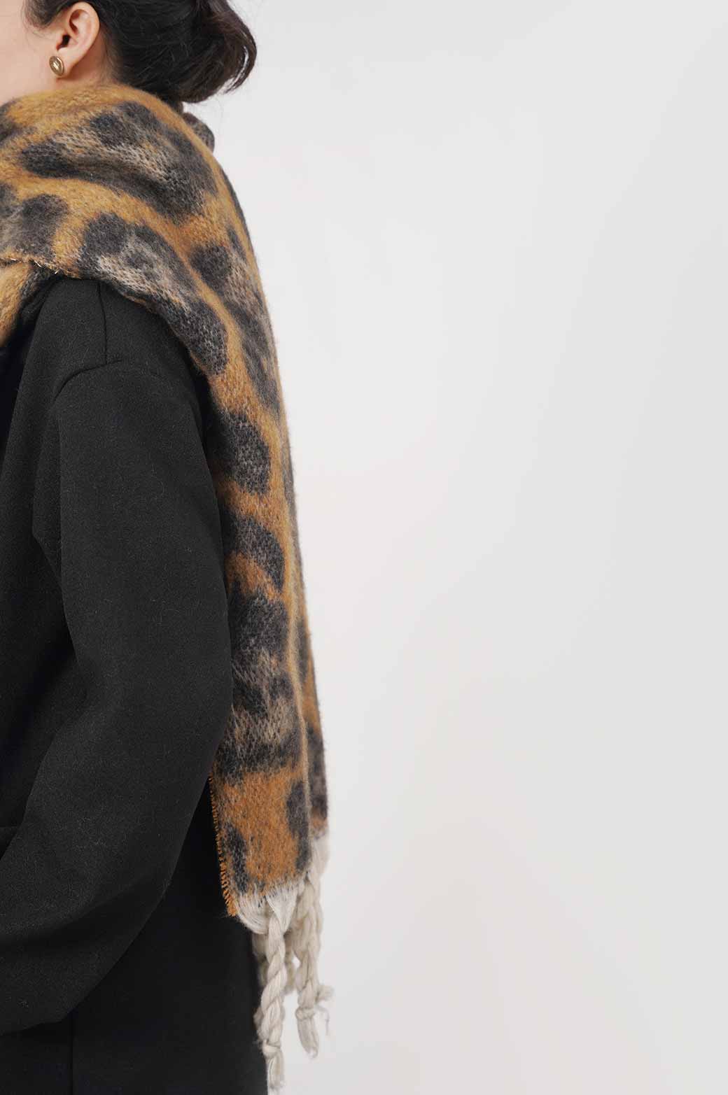 PLUSH JUNGLE SCARF - Image 2
