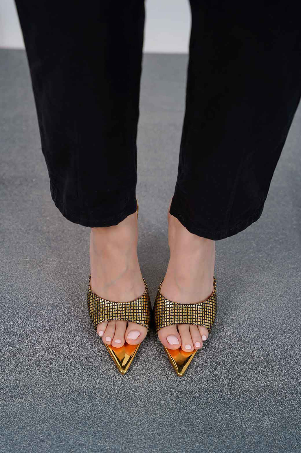 POINTED GOLD HEELS - Image 2