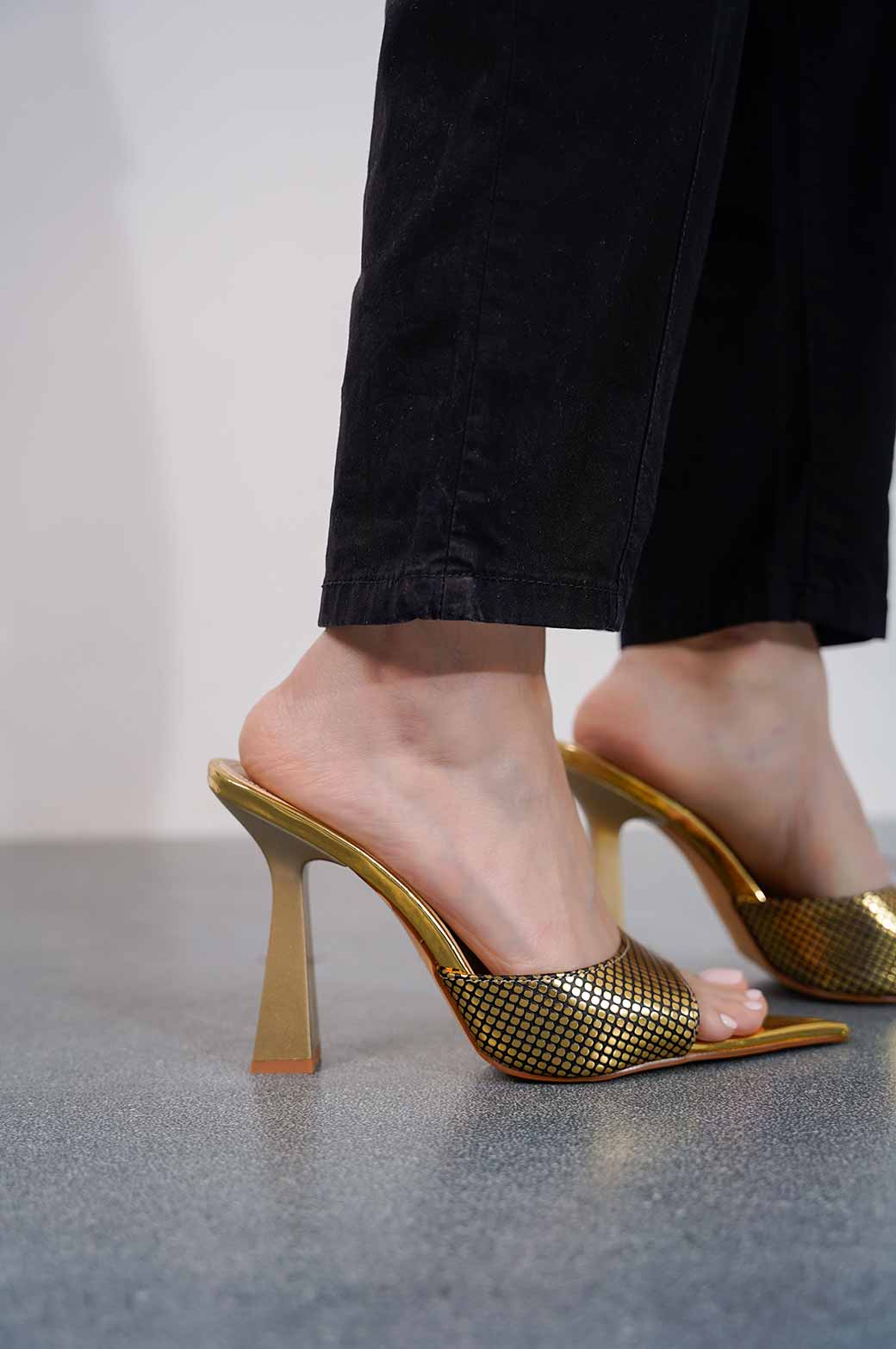 POINTED GOLD HEELS - Image 3