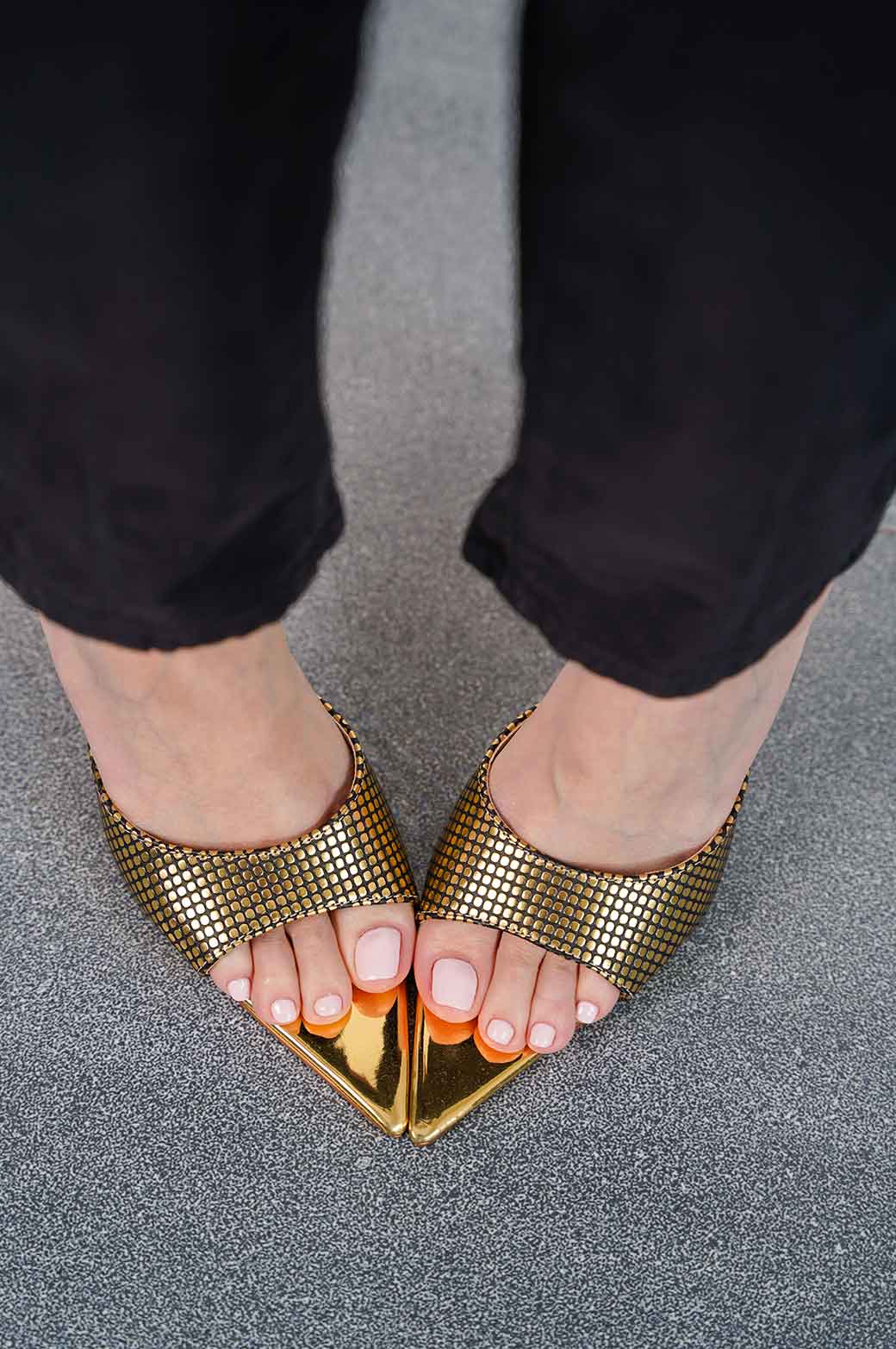 POINTED GOLD HEELS - Image 4