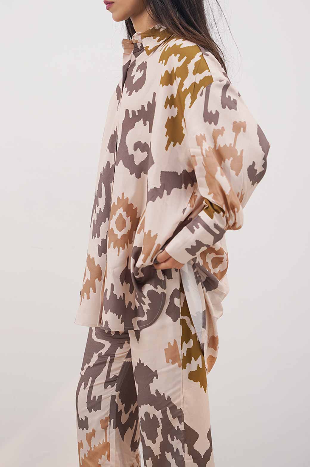 PRINTED OVERSIZED BUTTON DOWN SHIRT - Image 2