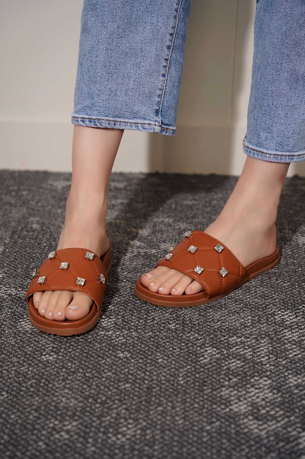 QUILTED SLIDE
