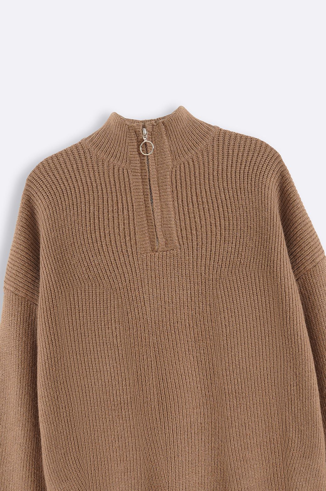 RELAXED MOCKNECK SWEATER - Image 7