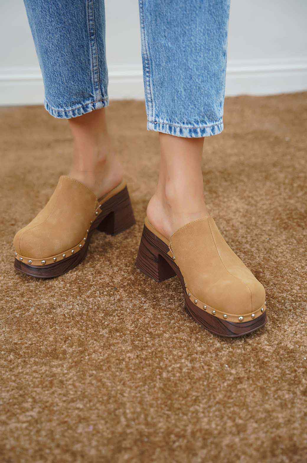 STUDDED PLATFORM  CLOGS