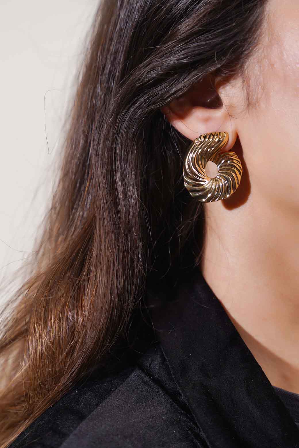 TWISTED GOLD EARRINGS - Image 3