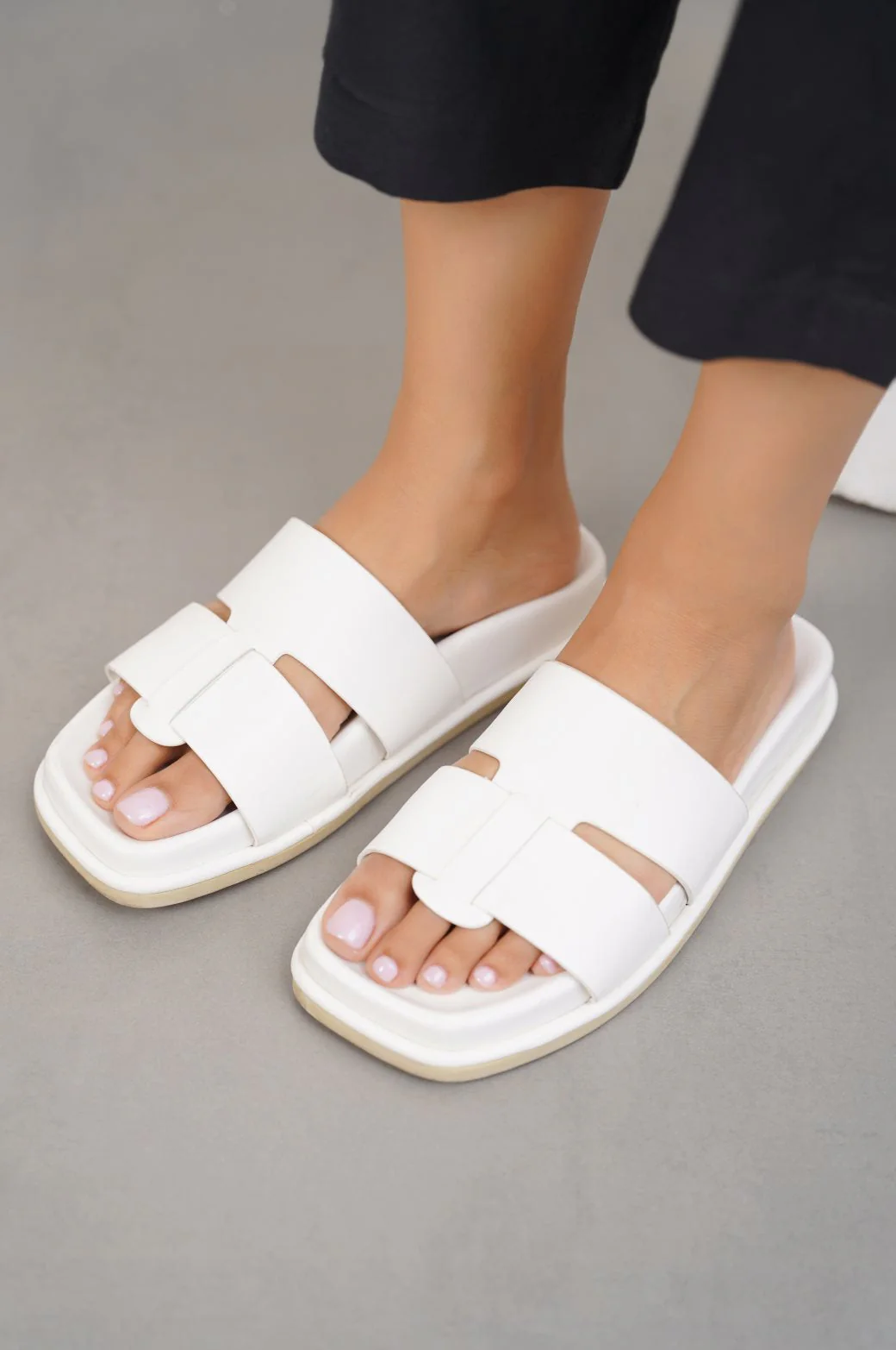 MONOCHROME COMFY SLIDES